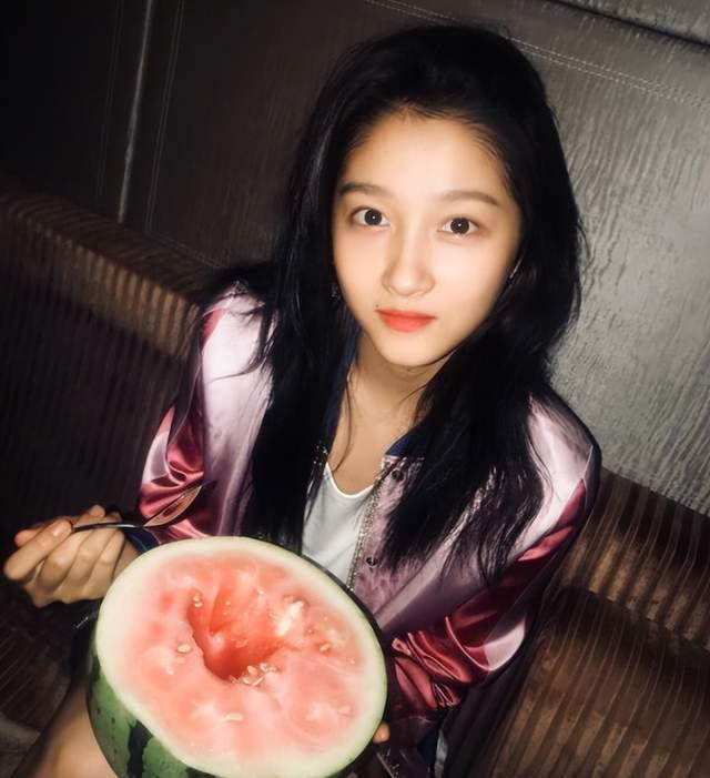 梵梵吃瓜网红拍照不露脸,神秘面纱下的瓜界传奇  第1张 梵梵吃瓜网红拍照不露脸,神秘面纱下的瓜界传奇  第1张